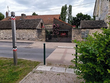 Ligne de démarcation - ancien poste de contrôle allemand - Poteau