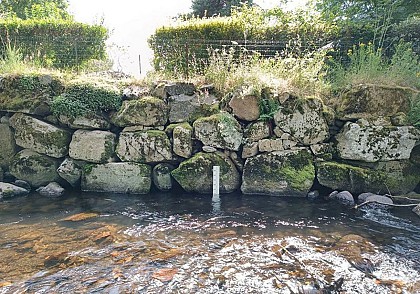 Observatoire de l'eau : échelle graduées sur la Selve