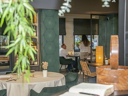 RESTAURANT TABLE URBAINE LOGAN LAUG