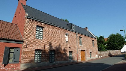 Façades remarquables de maisons anciennes dans la rue de Verdun.