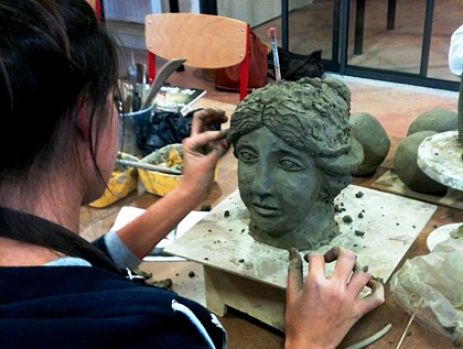 Atelier modelage adultes à l'Atelier-Musée de la Terre - Puycheny