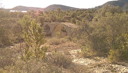 Magnifique petit pont de pierres qui surplombe le Rieu Massel