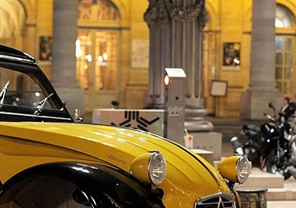 Balade privée en 2CV autour des monuments bordelais et dégustation de cannelés - en soirée