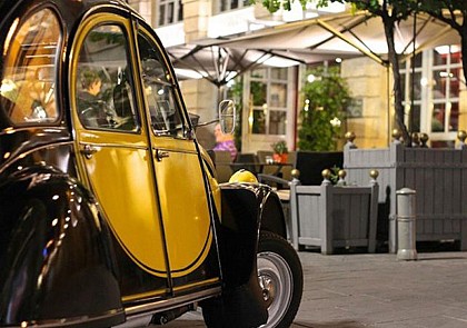 Balade privée en 2CV autour des monuments bordelais et dégustation de cannelés