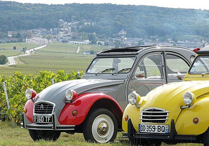 Découverte de Reims en 2CV, visite de cave et dégustation de Champagne – 2h30