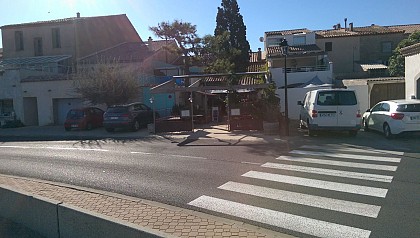 Restaurant de l'Estagnol en bord de quai face à l'étang de Gruissan