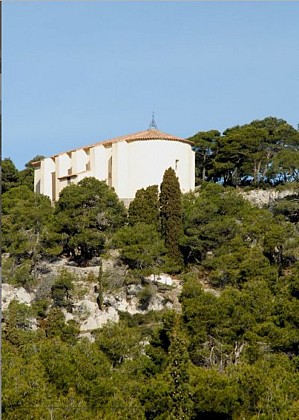 Chapelle Notre-Dame des Auzils et son cimetière marin dans le Massif de la Clape