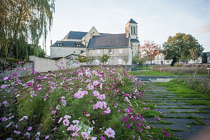 Le bourg d'Écouflant au sein des basses vallées angevines