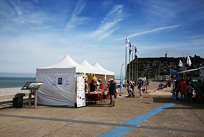 Table de lecture impressionniste n°5 - Crinolines sur la plage