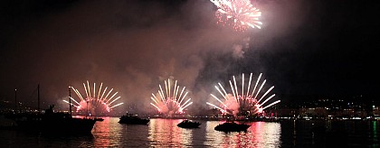 Feux d'artifice en bateau dans la baie de Cannes