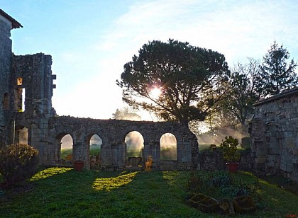 Le village et l'église de Sainte-Gemme