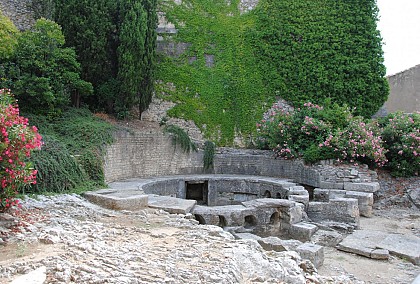 Roman water distribution in Nimes