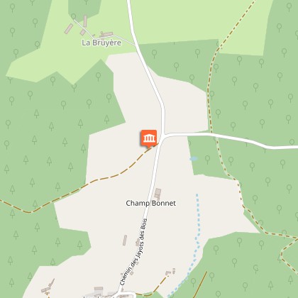 Vue à gauche sur la Montagne Bourbonnaise et la Chaîne des Puys