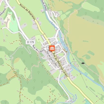 Cloître et monument aux morts