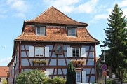 Maison à toiture à combles brisés