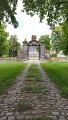Allée d'accès au Château d'Effiat sur la randonnée Sur les traces des lavandières