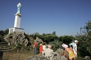 Groupe de personne au pied de la Vierge du Puy de Bar