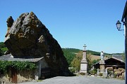 Rocher dans le village