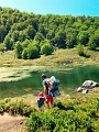 Famille au bord de l'étang