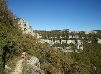 Du Viala-du-Pas-de-Jaux à Cornus à pied