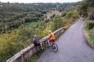 Chemins boisés et plateaux verdoyants près de Figeac