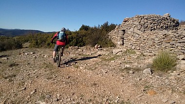 CIRCUIT N°17 ENTRE VIGNES ET GARRIGUES - ESPACE VTT-FFC DU SALAGOU