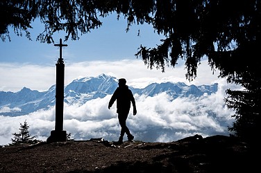 Hiking to "La Croix des Salles"