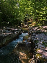 Walk along the Séran River between the Cerveyrieu Waterfall and the Thurignin Gorges
