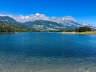 Mountain biking on the banks of the Arve and Lac de Passy