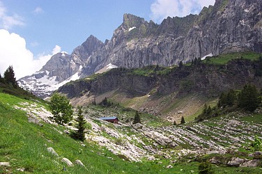 Tour des Dents Blanches GR®P mini 4 jours.  Les Allamands ( 1096m) - Refuge de Bostan-Tornay (1757m). Etape 01
