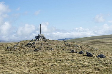 Tour du Limon et Rocher de Laqueuille