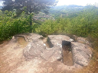 The grave walking tour via Saint-Apolit