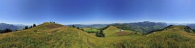 Sentier de randonnée pédestre - La pointe des Brasses, c'est le Mont-Blanc à portée de main.