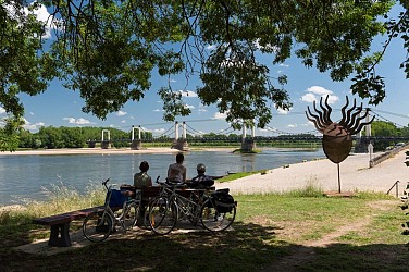 Balade intra-muros à Montjean-sur-Loire : son patrimoine industriel et fluvial et ses sculptures monumentales