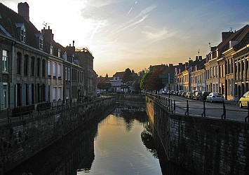 Bergues Canal, one of the oldest canals in France. 
Be careful: 
- Do not translate proper names.
- Respect the subtleties.