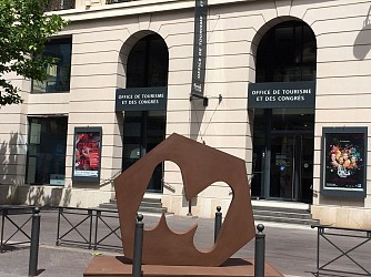 Les rues commerçantes et le quartier des Antiquaires