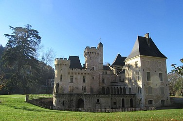 Campagne en écomobilité - Au bord de la rivière, un château