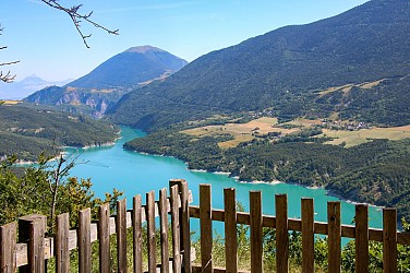 Côte rouge et belvédère sur le lac