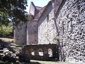 The Santa-Maria-del-Vilar Priory through the Mas Catalan