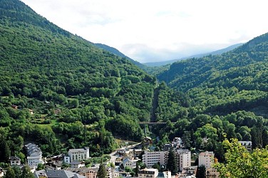 Les Allues path through Cythère wood