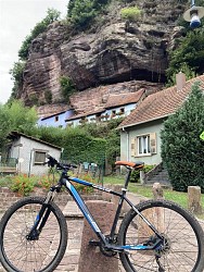 Maisons des Rochers (houses built into the side of the mountain)