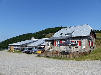 A stroll around the Haag farm inn: Between the shade of the ash trees and the the light of the stubb