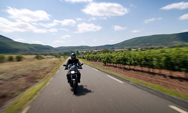 EN MOTO DU LARZAC MÉRIDIONAL À LA MÉDITERRANÉE
