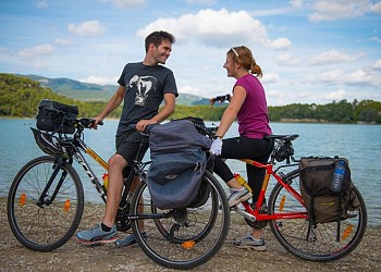 By bike, between local produce and olives