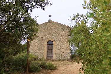 BEAUMONT-DE-PERTUIS - L'eau des fontaines et Chapelle Sainte-Croix