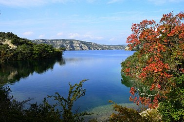 The tour of the Esparron lake