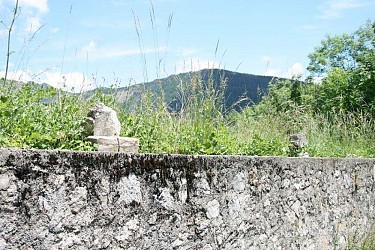 Hameau de Tanaron et le rocher Gassendi