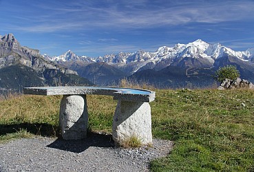 sentier pédestre : Tour des Aravis, face au Mont-Blanc