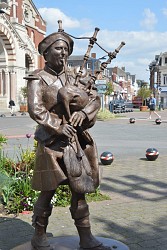 The statue rally : witnesses of the past