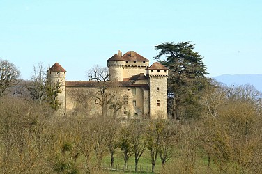 Du château de Serrières aux Communaux de Trept : un voyage dans le temps au fil de l'eau